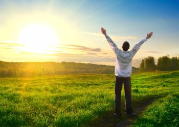 Homem Feliz no campo | YogaLounge
