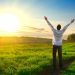 Homem Feliz no campo | YogaLounge