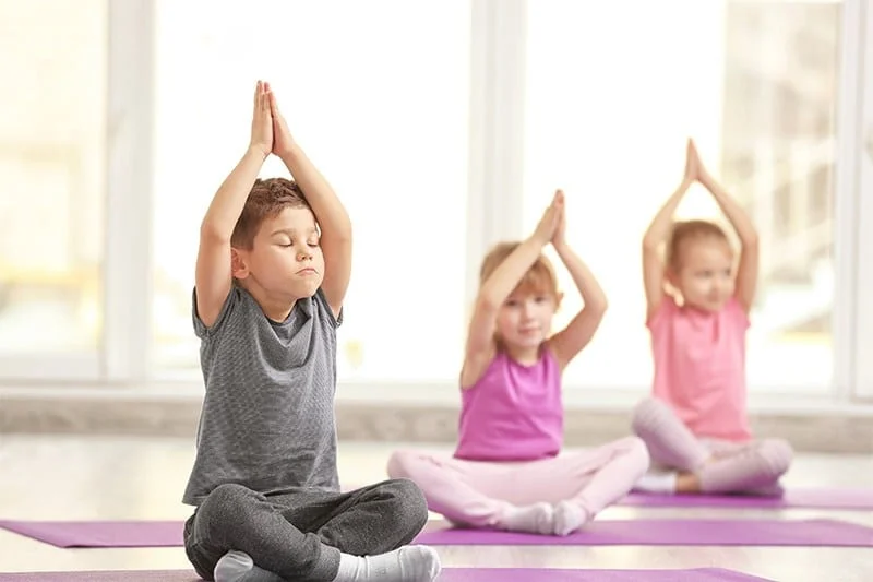 crianças no yoga