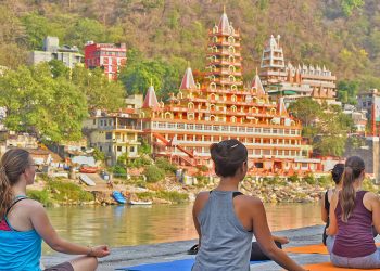 Como praticar yoga na Índia? Quais são os lugares secretos? | YogaLounge