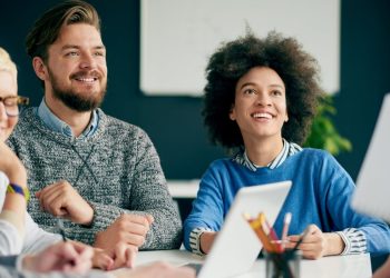 Pessoas Alegres no Escritório | YogaLounge
