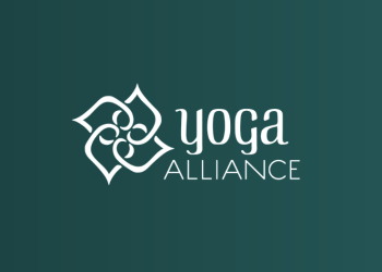 A imagem apresenta o logotipo da Yoga Alliance, que inclui um design abstrato estilizado ao lado do texto "yoga ALLIANCE" em uma combinação de fontes cursivas e serifadas maiúsculas. O fundo é um gradiente de azul-petróleo escuro, destacando sua associação com o Curso de Yoga Certificado pela Yoga Alliance. | YogaLounge