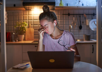 Como o Yoga Nidra Pode Prevenir o Burnout no Trabalho Online