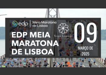 Um grande grupo de corredores atravessa uma ponte durante a Meia Maratona. O texto sobreposto diz: "EDP Meia Maratona de Lisboa", "Yoga Lounge" e a data "09 Março de 2025". Os logótipos da EDP e do evento estão presentes. | YogaLounge