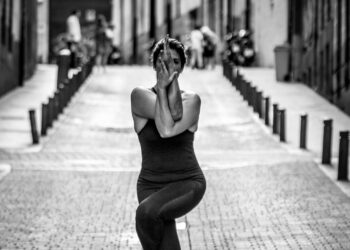 Uma mulher a praticar yoga para o autocuidado em um collant justo. | YogaLounge