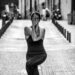 Uma mulher a praticar yoga para o autocuidado em um collant justo. | YogaLounge