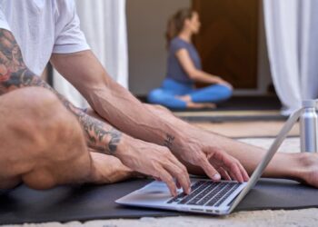 Featured image for: A Prática de Yoga em Comunidade Online: Construir Ligações Autênticas no Digital