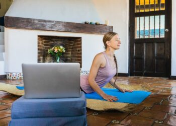 Featured image for: Como Integrar Micro-sessões de Yoga no Seu Dia de Trabalho Híbrido