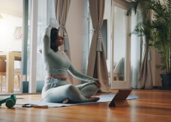 Imagem: Yoga em casa: rotina completa para quem tem pouco tempo