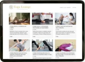 A tela de um tablet exibe um site com seis listas de cursos de ioga de uma academia de ioga de Portugal, cada uma com uma foto de pessoas praticando ioga e uma breve descrição do curso em português. O cabeçalho do site diz "Yoga Lounge. | YogaLounge