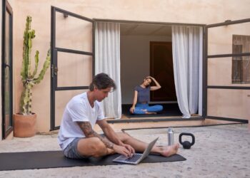 Featured image for: As Vantagens de um Retiro de Yoga Silencioso vs. um Retiro Ativo